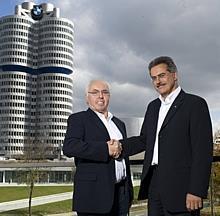 DTM-Chef Hans Werner Aufrecht (links) und Mario Theissen, BMW Motorsport Direktor, vor der Konzernzentrale in München. Foto: ITR/Auto-Reporter.NET